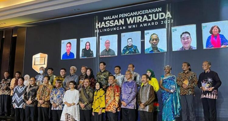 Menlu RI, Retno LP Marsudi memberikan penghargaan Hassan Wirajuda Pelindungan Award (HWPA) kepada 22 pegiat pelindungan WNI