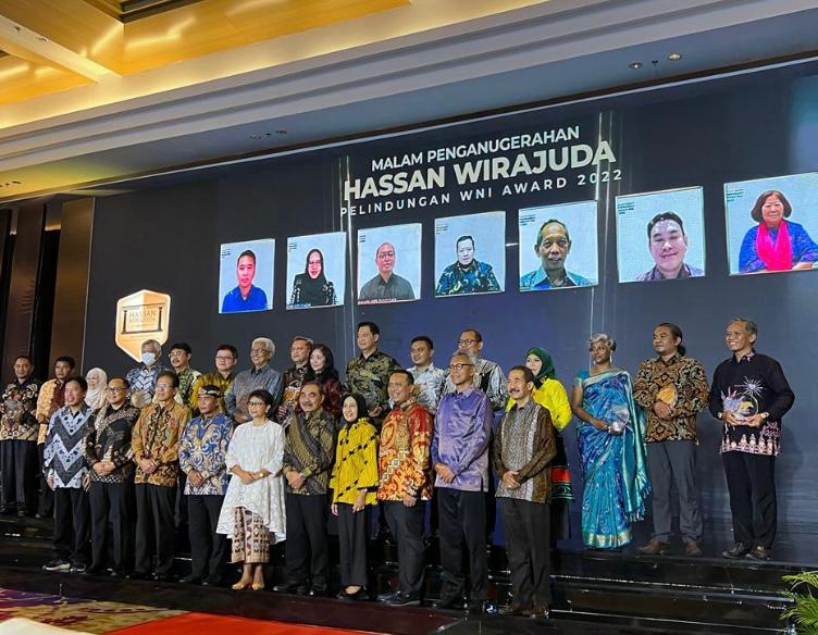 Menlu RI, Retno LP Marsudi memberikan penghargaan Hassan Wirajuda Pelindungan Award (HWPA) kepada 22 pegiat pelindungan WNI