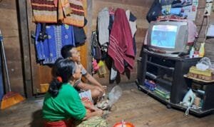 Salah satu warga desa di Kabupaten di Sumsel menikmati layanan listrik murah PLN (sumber foto: Humas PLN)