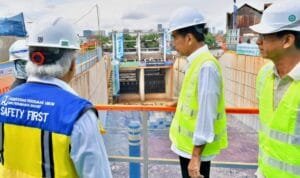 Presiden Joko Widodo ditemani Menteri PUPR Basuki Hadimuljono dan Pj Gubernur DKI Jakarta Heru Budi Hartono (kanan) saat meninjau Proyek Pembangunan Sodetan Kali Ciliwung ke Kanal Banjir Timur (KBT), Jakarta Timur, Selasa (24/1/2023)