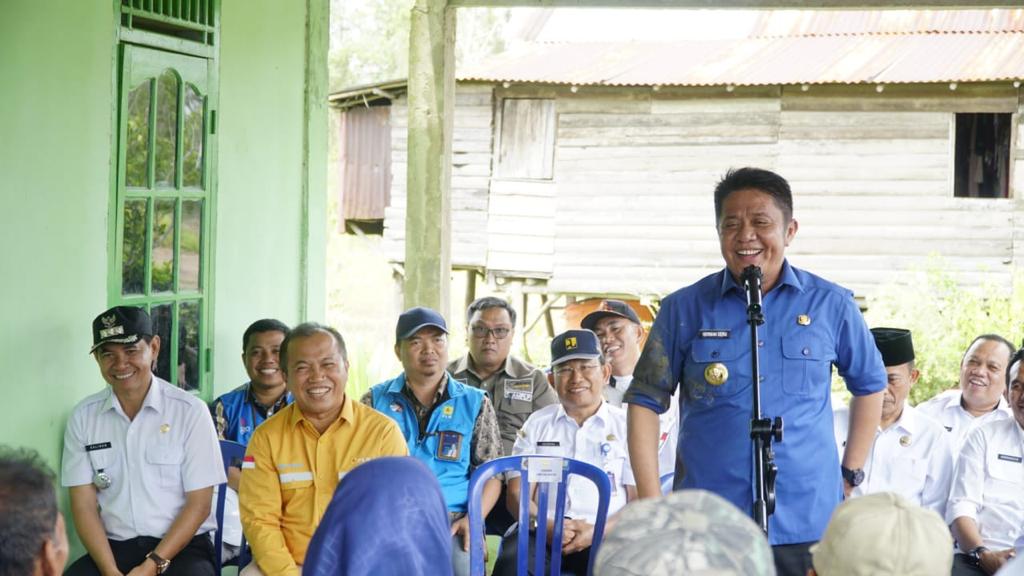 Gubernur Sumatera Selatan bersama dengan General Manager UID S2JB melakukan survey lokasi bersama menuju salah satu lokasi dusun yang belum berlistrik yaitu Dusun Saluran Desa Kenten Laut Kabupaten Banyuasin, Rabu (15/2/2023)