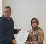 Ketua Dewan Pers, Dr Ninik Rahayu saat menyerahkan draft rancangan Perpres media berkelanjutan kepada Dirjen Informasi dan Komunikasi Publik (IKP) Kemenkominfo, Usman Kansong, di Jakarta, Jumat (17/2/2023)