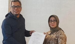 Ketua Dewan Pers, Dr Ninik Rahayu saat menyerahkan draft rancangan Perpres media berkelanjutan kepada Dirjen Informasi dan Komunikasi Publik (IKP) Kemenkominfo, Usman Kansong, di Jakarta, Jumat (17/2/2023)