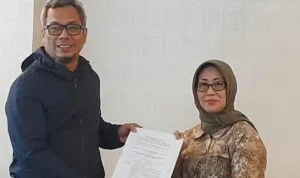 Ketua Dewan Pers, Dr Ninik Rahayu saat menyerahkan draft rancangan Perpres media berkelanjutan kepada Dirjen Informasi dan Komunikasi Publik (IKP) Kemenkominfo, Usman Kansong, di Jakarta, Jumat (17/2/2023) Ketua Dewan Pers, Dr Ninik Rahayu saat menyerahkan draft rancangan Perpres media berkelanjutan kepada Dirjen Informasi dan Komunikasi Publik (IKP) Kemenkominfo, Usman Kansong, di Jakarta, Jumat (17/2/2023)