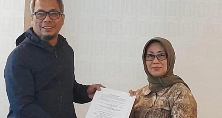 Ketua Dewan Pers, Dr Ninik Rahayu saat menyerahkan draft rancangan Perpres media berkelanjutan kepada Dirjen Informasi dan Komunikasi Publik (IKP) Kemenkominfo, Usman Kansong, di Jakarta, Jumat (17/2/2023)