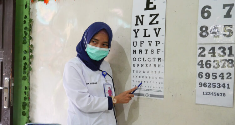 PT Bukit Asam Tbk (PTBA) bekerja sama dengan RS Bukit Asam Medika (RS BAM) menggelar kegiatan Eye Clinic Go to School