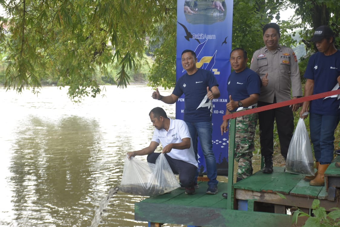 PT Bukit Asam Tbk (PTBA) melakukan penebaran benih ikan di Sungai Enim yang dipusatkan di Taman Love Tanjung Enim, Kecamatan Lawang Kidul, Kabupaten Muara Enim, Jumat (24/2/2023) dalam rangka HUT ke-42 PTBA