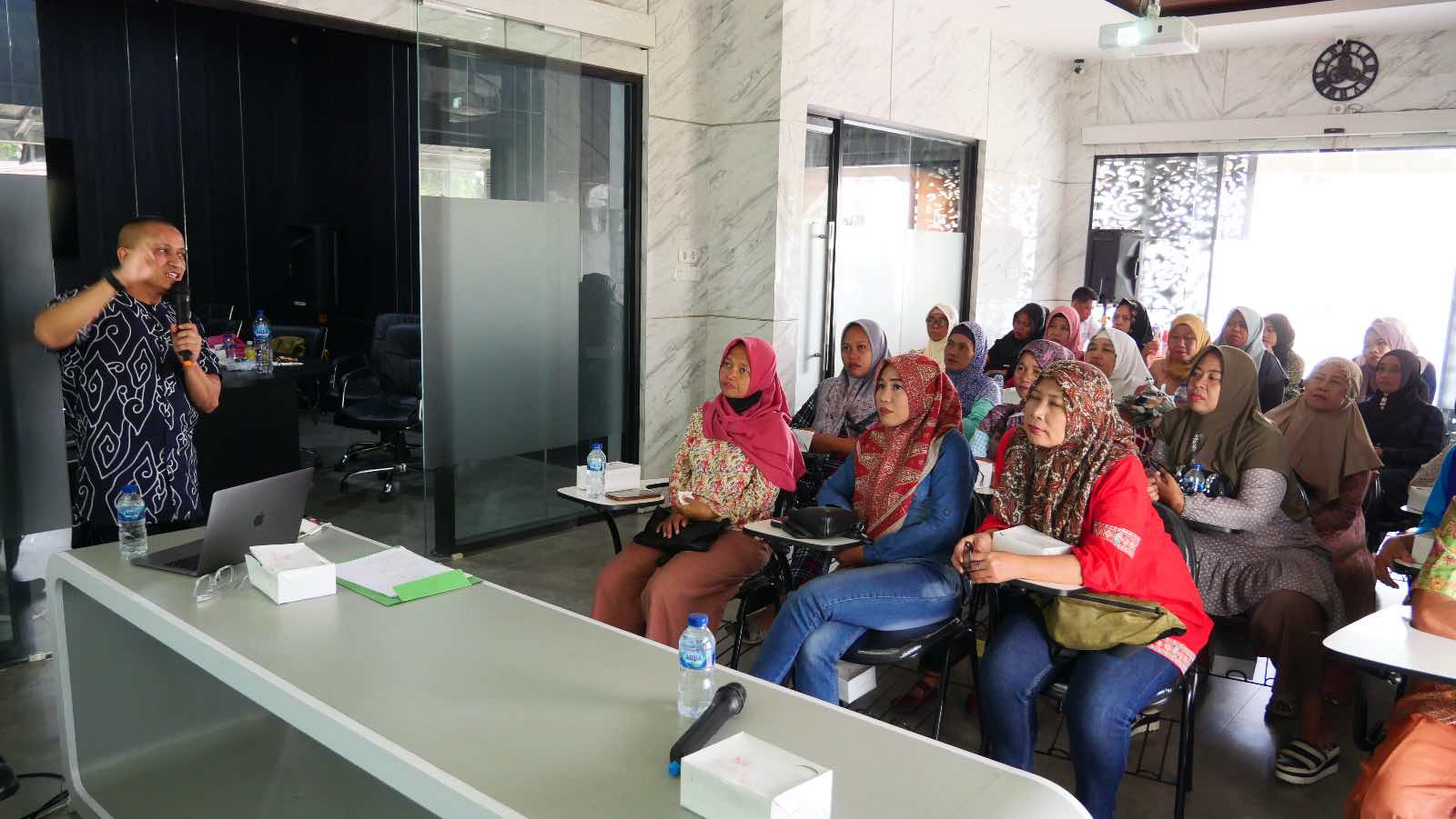 Rumah BUMN Bukit Asam Muara Enim menggelar Leadership Training dan Motivasi untuk 38 orang dari 12 kelompok SIBA Batik Kujur.