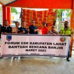 Vice President Sustainability PTBA Hartono dan tim PTBA saat mmeberikan bantuan bagi korban banjir bandang Lahat