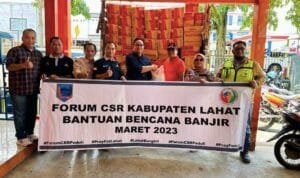 Vice President Sustainability PTBA Hartono dan tim PTBA saat mmeberikan bantuan bagi korban banjir bandang Lahat Vice President Sustainability PTBA Hartono dan tim PTBA saat mmeberikan bantuan bagi korban banjir bandang Lahat