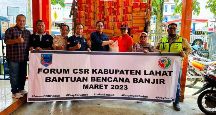 Vice President Sustainability PTBA Hartono dan tim PTBA saat mmeberikan bantuan bagi korban banjir bandang Lahat