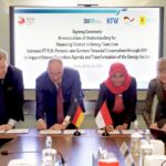 Penandatanganan MoU tersebut yakni Direktur Keuangan PLN Sinthya Roesly, Chief Financial Officer (CFO)  KfW Group Bernd Loewen, Chief Risk Officer (CRO) KfW Group Dr. Stefan Peiß, dan Duta  Besar Jerman untuk Indonesia Ina Lepel