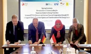 Penandatanganan MoU tersebut yakni Direktur Keuangan PLN Sinthya Roesly, Chief Financial Officer (CFO)  KfW Group Bernd Loewen, Chief Risk Officer (CRO) KfW Group Dr. Stefan Peiß, dan Duta  Besar Jerman untuk Indonesia Ina Lepel