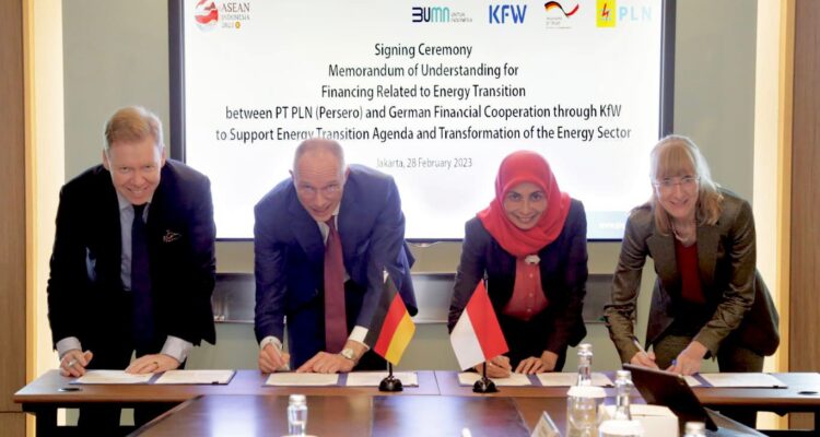 Penandatanganan MoU tersebut yakni Direktur Keuangan PLN Sinthya Roesly, Chief Financial Officer (CFO)  KfW Group Bernd Loewen, Chief Risk Officer (CRO) KfW Group Dr. Stefan Peiß, dan Duta  Besar Jerman untuk Indonesia Ina Lepel