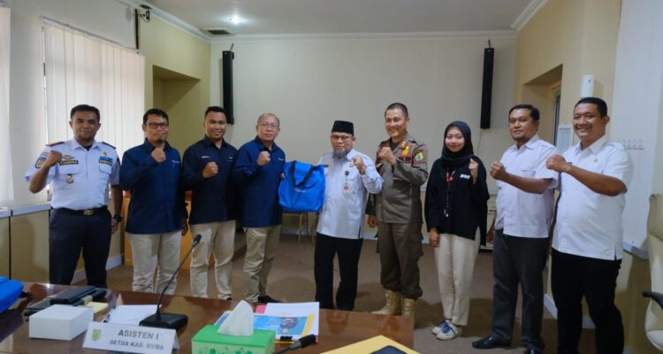 Asisten  Pemerintahan dan Kesra Setda Muba H Yudi Herzandi SH MH saat menyambut audiensi pihak PT Bukit Asam di ruang rapat Randik, Rabu (01/03/2023)