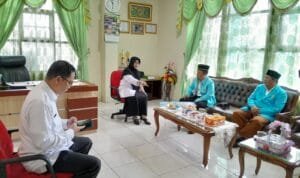 Pengurus LPPTKA DPW BKPRMI Sumsel saat audiensi dengan Kabid Pendidikan Agama dan Keagamaan Islam (PAKIS) Kanwil Kemenag Provinsi Sumsel, Hj Evi Zurfiana Azom SE MPdI