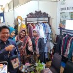 Gubernur Sumsel H Herman Deru saat melihat stand pameran UMKM binaan PLN UID S2JB pada Pameran Dekranasda, Rabu (8/3/2023) di Hotel Aryaduta Palembang