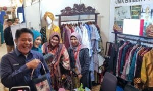 Gubernur Sumsel H Herman Deru saat melihat stand pameran UMKM binaan PLN UID S2JB pada Pameran Dekranasda, Rabu (8/3/2023) di Hotel Aryaduta Palembang