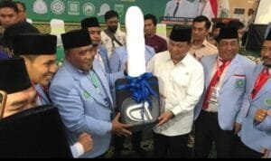 Badan Komunikasi Pemuda Remaja Masjid Indonesia (BKPRMI) menganugerahi Menteri Pertahanan (Menhan) Prabowo Subianto Tokoh Peduli Santri TK TPA Al Quran BKPRMI 2023