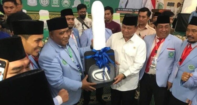 Badan Komunikasi Pemuda Remaja Masjid Indonesia (BKPRMI) menganugerahi Menteri Pertahanan (Menhan) Prabowo Subianto Tokoh Peduli Santri TK TPA Al Quran BKPRMI 2023