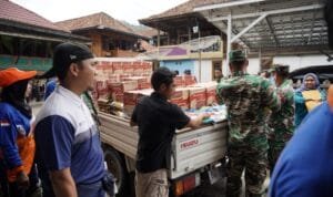 Tim ERG Bukit Asam saat memberikan bantuan bagi warga terdampak banjir di Muara Enim Tim ERG Bukit Asam saat memberikan bantuan bagi warga terdampak banjir di Muara Enim