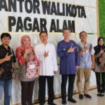 Manager PLN UP3 Lahat didampingi Manager ULP Pagar Alam memberikan apresiasi atas partisipasi Pemerintah Kota Pagar Alam dalam membayar listrik secara tertib dengan batas waktu tanggal 20 setiap bulannya