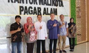 Manager PLN UP3 Lahat didampingi Manager ULP Pagar Alam memberikan apresiasi atas partisipasi Pemerintah Kota Pagar Alam dalam membayar listrik secara tertib dengan batas waktu tanggal 20 setiap bulannya