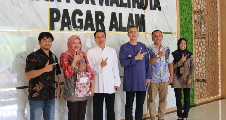 Manager PLN UP3 Lahat didampingi Manager ULP Pagar Alam memberikan apresiasi atas partisipasi Pemerintah Kota Pagar Alam dalam membayar listrik secara tertib dengan batas waktu tanggal 20 setiap bulannya