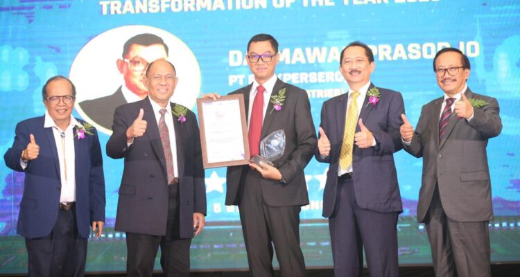 Direktur Utama PT PLN (Persero), Darmawan Prasodjo kembali dianugerahi penghargaan “The Best CEO for Corporate Digital Transformation of The Year”