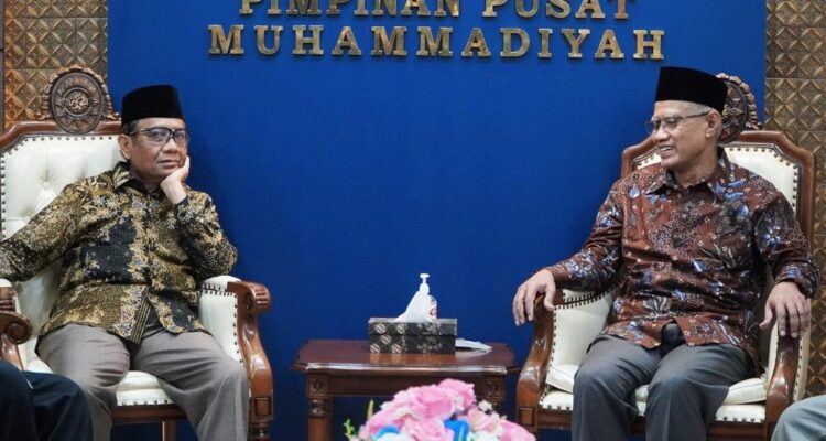 Ketua Umum PP Muhammadiyah Haedar Nashir menerima kunjungan Menkopolhukam Mohammad Mahfud MD di kantor PP Muhammadiyah Jalan Cik Ditiro, Senin (03/04)