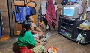 warga menonton televisi, merasakan manfaat program listrik masuk desa warga menonton televisi, merasakan manfaat program listrik masuk desa