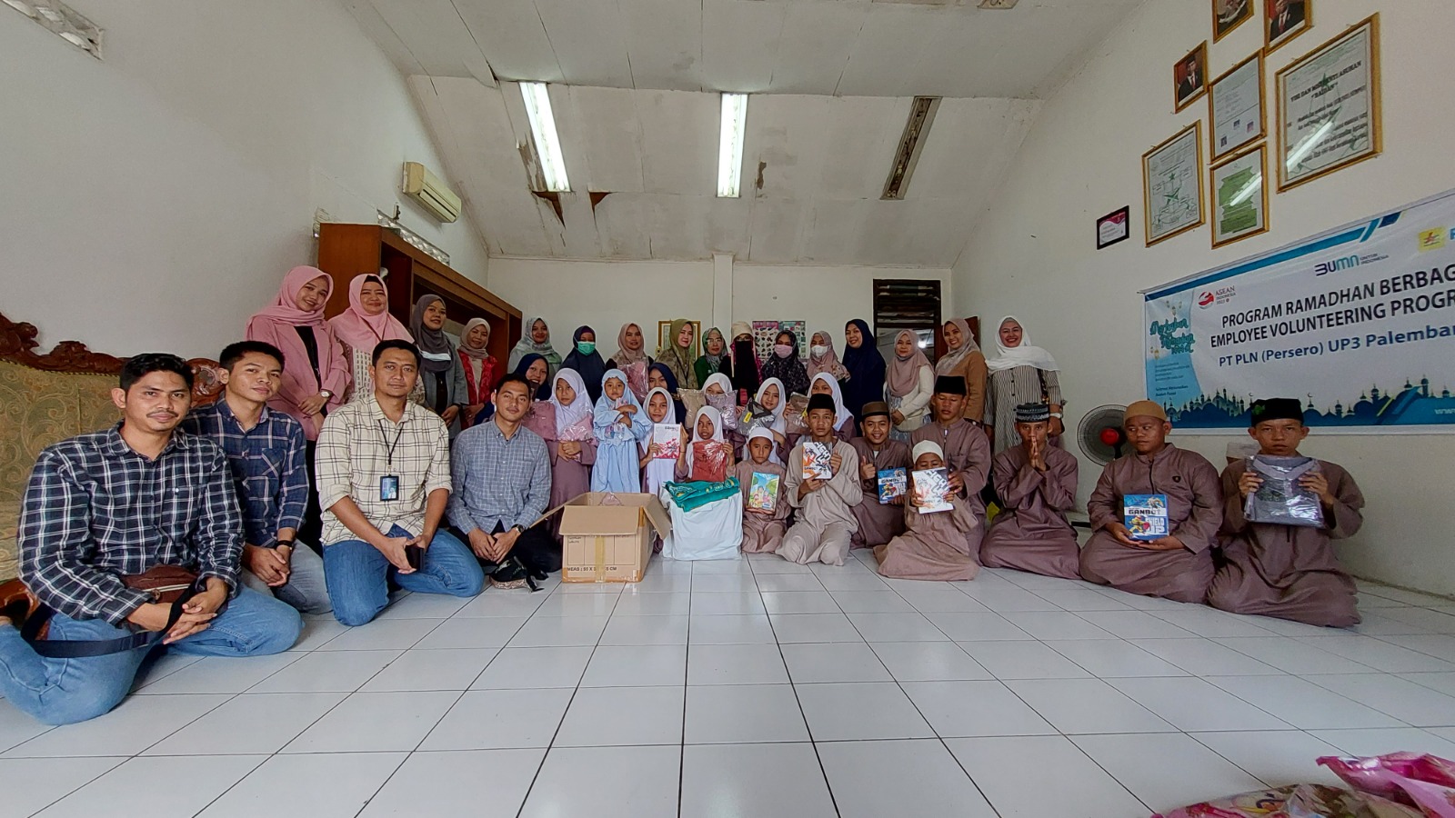 YBM PLN UID S2JB memberikan bantuan berupa bingkisan Ramadhan untun kaum dhuafa, serta mengajak belanja bersama anak yatim & dhuafa dari 20 panti asuhan di Kota Palembang