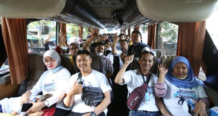 Kementerian BUMN secara resmi melepas keberangkatan para pemudik yang mengikuti program mudik gratis bertajuk ‘Mudik Dinanti, Mudik di Hati Bersama BUMN 2023’ di Kantor Pusat PLN, Jakarta, Selasa (18/04)