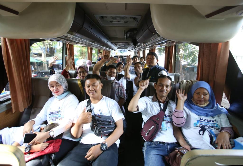 Kementerian BUMN secara resmi melepas keberangkatan para pemudik yang mengikuti program mudik gratis bertajuk ‘Mudik Dinanti, Mudik di Hati Bersama BUMN 2023’ di Kantor Pusat PLN, Jakarta, Selasa (18/04)