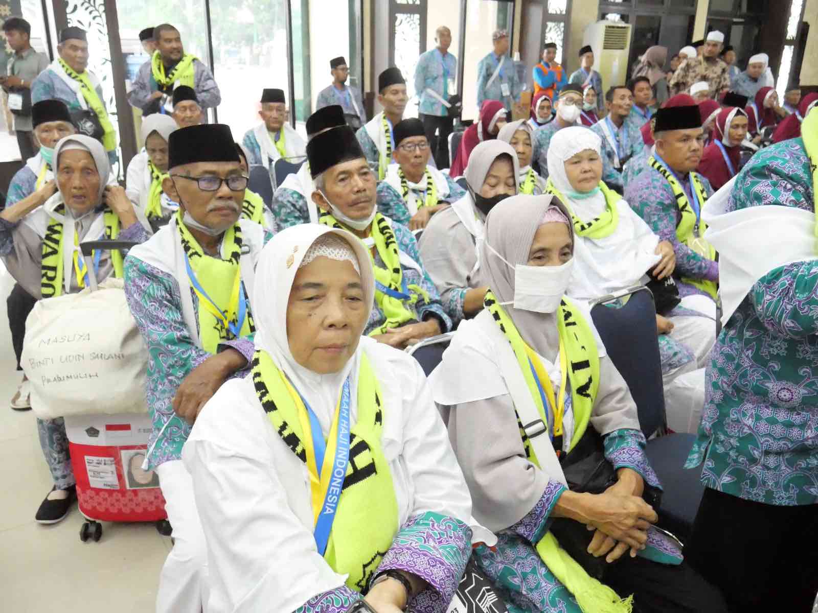 Sebanyak 360 jamaah calon haji (JCH) kloter 2 Embarkasi Palembang tiba di Asrama Haji Palembang, Sabtu (27/5) siang.