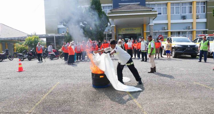 PT Bukit Asam Tbk (PTBA) menggelar pelatihan Emergency Response Plan (ERP) atau Tanggap Darurat Bencana bagi para karyawan Puskesmas Tanjung Enim