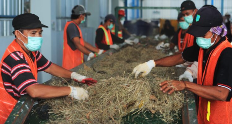 PT PLN (Persero) yang berhasil menyulap sampah kota menjadi bahan bakar biomassa atau bahan baku co-firing di pabrik Bahan Bakar Jumputan Padat (BBJP)