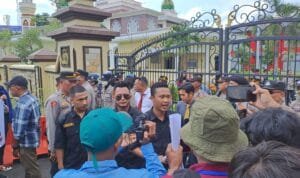 Lentera Hijau Sriwijaya menggelar aksi unjuk rasa di Polda Sumsel, Selasa (02/05/2023)