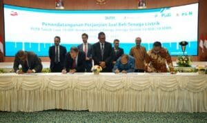 penandatanganan Perjanjian Jual Beli Tenaga Listrik (PJBTL) yang dilakukan antara Direktur Utama PLN Darmawan Prasodjo dengan Managing Director-Indonesia & CFO APAC Total Eren Romain Pierru, Direktur Utama Adaro Power Dharma Djojonegoro, Direktur Adaro Power Mustiko Bawono, dan Direktur Utama PJBI Amir Faisal di Kantor Pusat PLN,  Kamis (4/5
