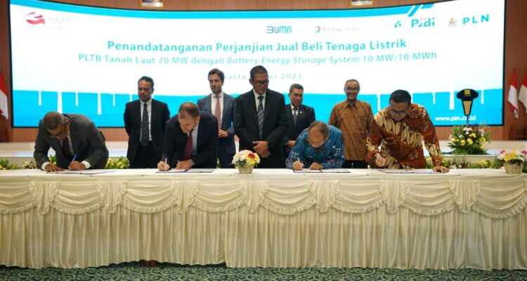 penandatanganan Perjanjian Jual Beli Tenaga Listrik (PJBTL) yang dilakukan antara Direktur Utama PLN Darmawan Prasodjo dengan Managing Director-Indonesia & CFO APAC Total Eren Romain Pierru, Direktur Utama Adaro Power Dharma Djojonegoro, Direktur Adaro Power Mustiko Bawono, dan Direktur Utama PJBI Amir Faisal di Kantor Pusat PLN,  Kamis (4/5