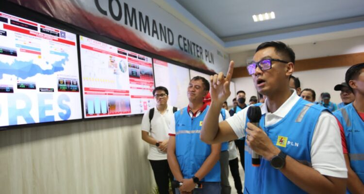 Dirut PT PLN (Persero) Darmawan Prasodjo mengawal langsung sistem kelistrikan lokasi-lokasi penyelenggaraan Konferensi Tingkat Tinggi (KTT ASEAN) melalui Pos Komando atau Command Center kelistrikan di Labuan Bajo