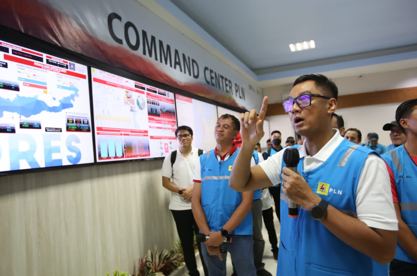 Dirut PT PLN (Persero) Darmawan Prasodjo mengawal langsung sistem kelistrikan lokasi-lokasi penyelenggaraan Konferensi Tingkat Tinggi (KTT ASEAN) melalui Pos Komando atau Command Center kelistrikan di Labuan Bajo