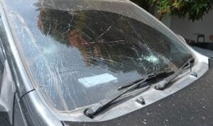 Mobil petugas ULP PLN Kayuangung diserang oknum saat melakukan penertiban aliran listrik di Desa Desa Penanggoan Duren (Foto: tangkapan layar) Mobil petugas ULP PLN Kayuangung diserang oknum saat melakukan penertiban aliran listrik di Desa Desa Penanggoan Duren (Foto: tangkapan layar)