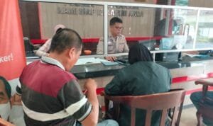 Korban pembegalan sadis, Vandea Helga Fany didampingi orangtuanya melapor ke Polsek Sukarami Palembang.