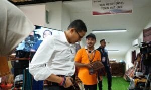 Menparekraf RI, Sandiaga Uno terlihat antusias mencoba dan membeli beragam produk UMKM binaan PT PLN (Persero)
