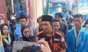 Aliansi Organisasi Ke-Pemudaan (OKP) Bersatu Peduli Rakyat di Kabupaten Lahat saat orasi di depan kantor DPRD Lahat, Selasa (16/5/2023) Aliansi Organisasi Ke-Pemudaan (OKP) Bersatu Peduli Rakyat di Kabupaten Lahat saat orasi di depan kantor DPRD Lahat, Selasa (16/5/2023)
