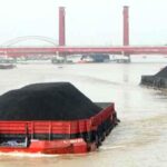 angkutan batu bara saat melintasi Sungai Musi