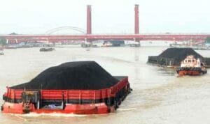 angkutan batu bara saat melintasi Sungai Musi angkutan batu bara saat melintasi Sungai Musi