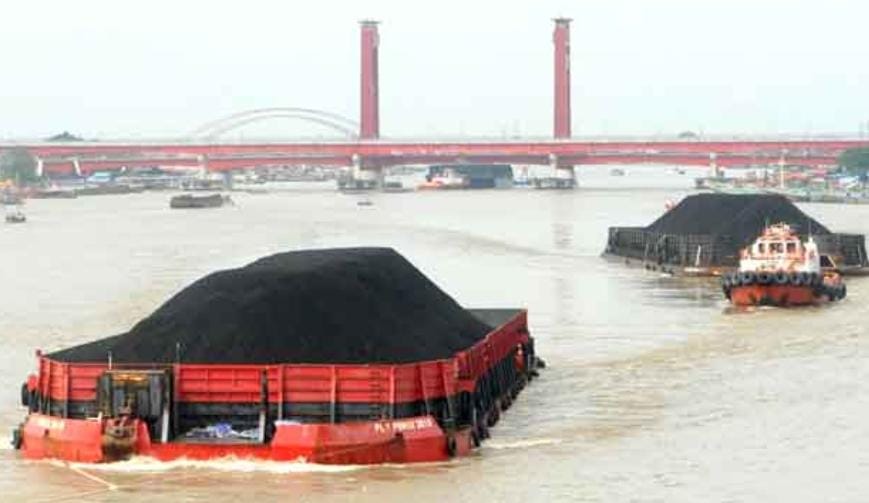 angkutan batu bara saat melintasi Sungai Musi