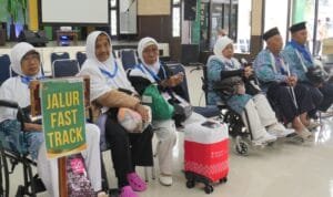 Jamaah Calon Haji Kloter 1 Asal OKU Timur tiba di Asrama Haji Palembang, Jumat (26/5)